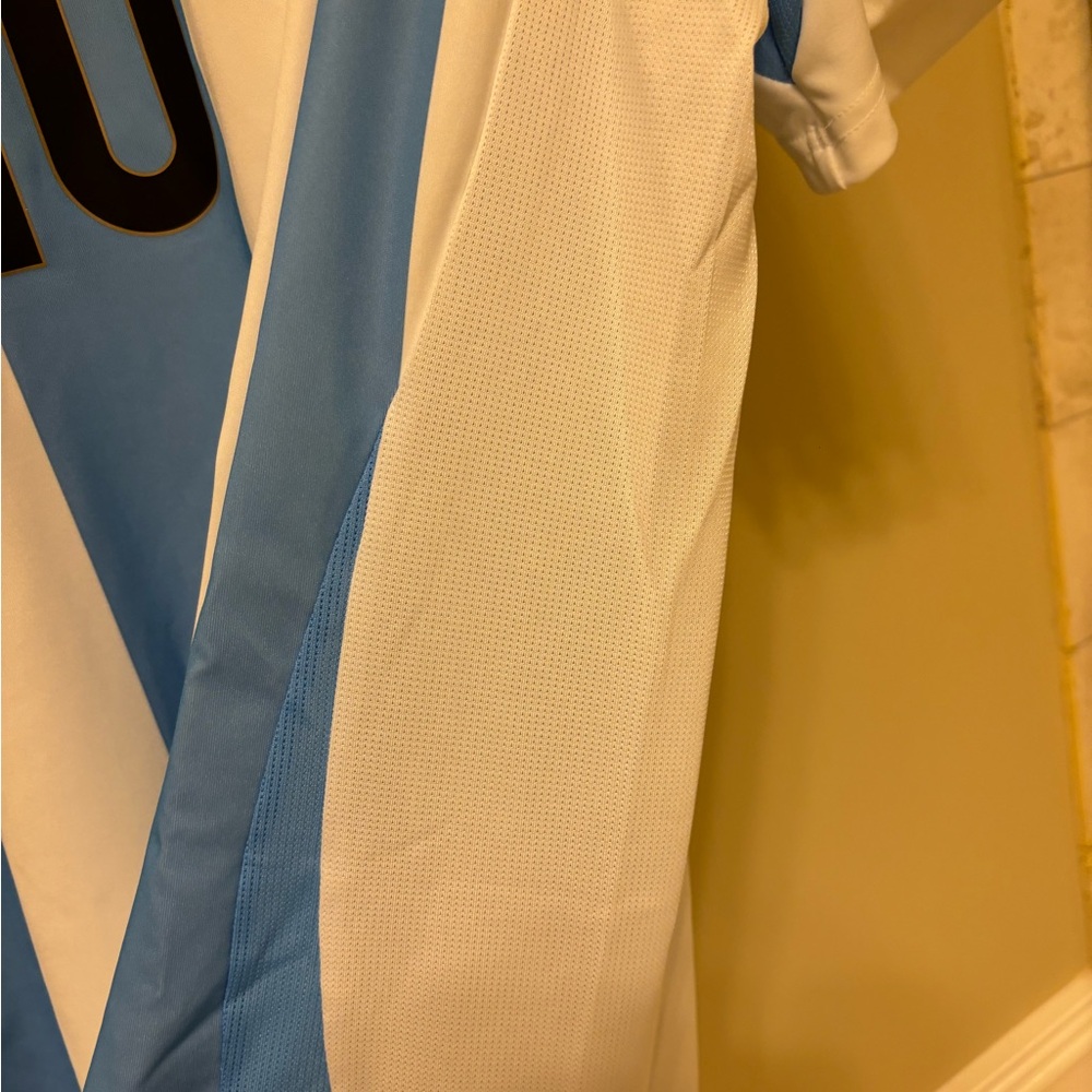 Adidas Messi jersey - Picture 6 of 8